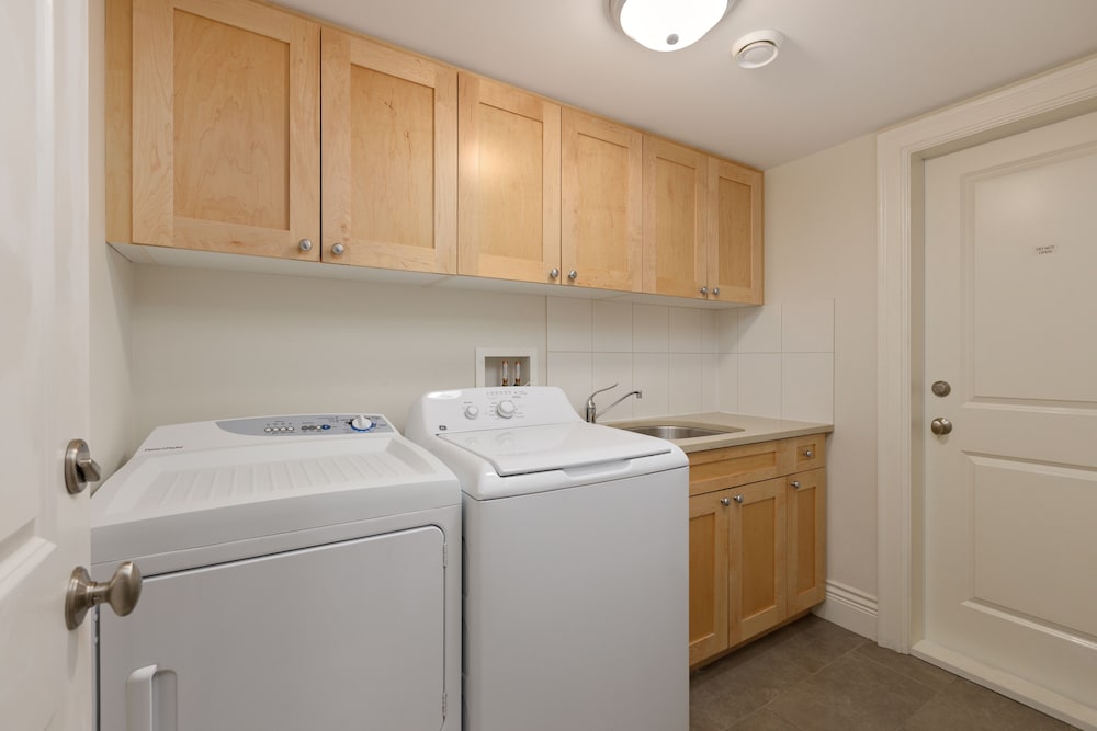 Cozy 2BR BSMT Suite Near Grouse Mt. and Edgemont.