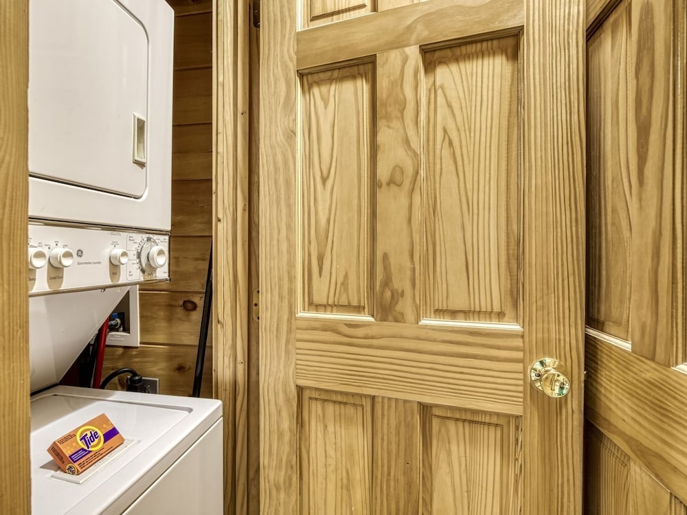 Er66 - Lil' Bit Of Heaven - Great Location. Close To All The Action! 1 Bedroom Cabin by RedAwning view 2
