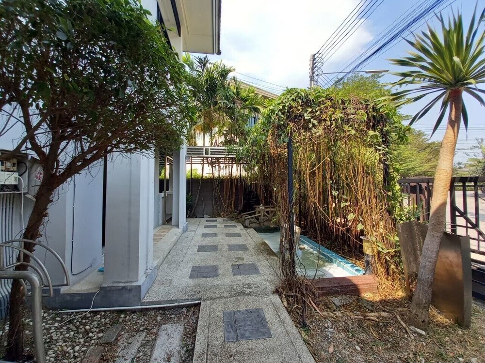 Spacious Entire House With Shared Fitness Room and Shared Indoor Pool in Club