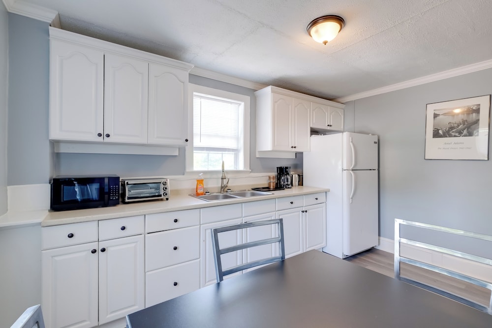 6 Mi to Historic Leesburg: Apt w/ On-site Dining