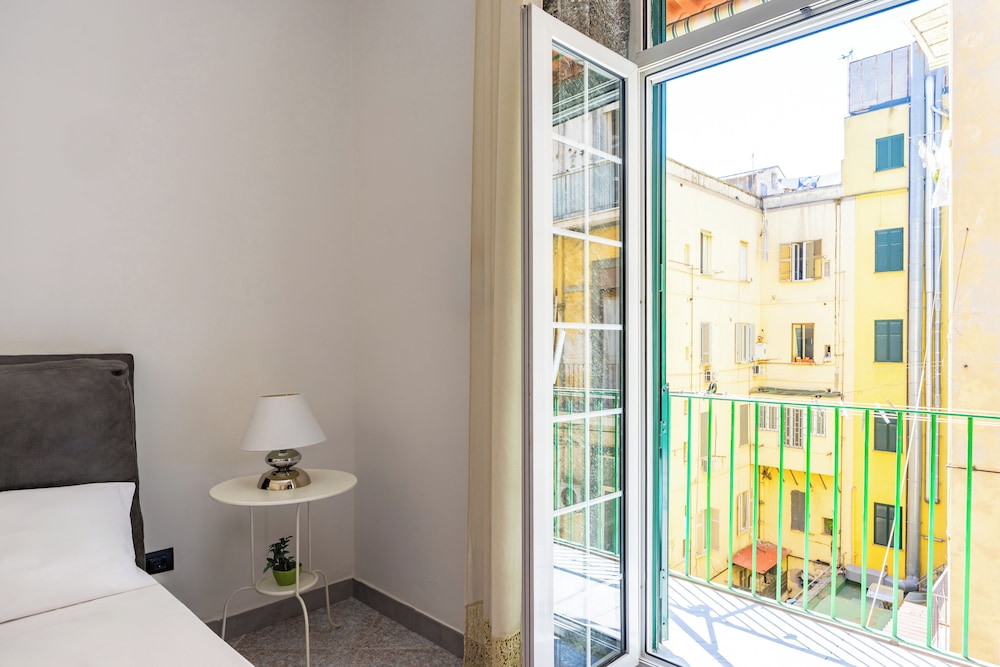 Red Comfort Flat Near Garibaldi Station
