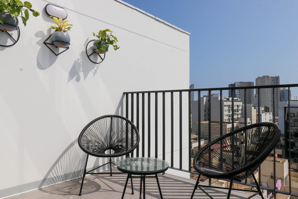 w Glorious 1BR w Perfect Balcony in Miraflores