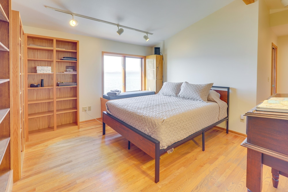 9 Mi to Mendenhall Glacier: Waterfront Juneau Home