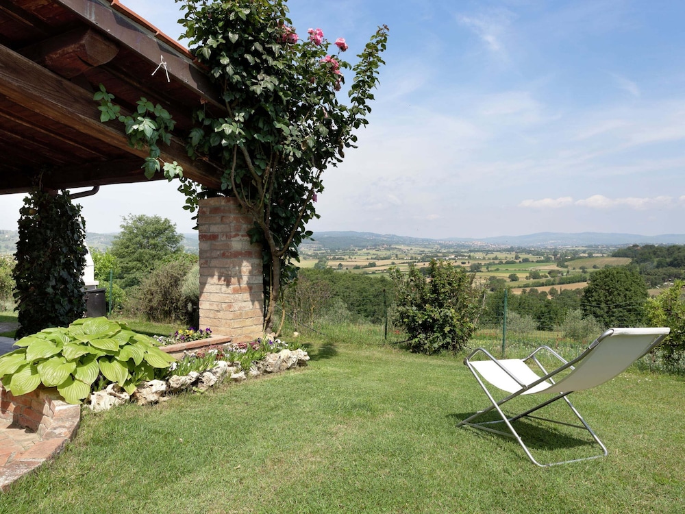 Modern Holiday Home in Foiano Della Chiana With Pool