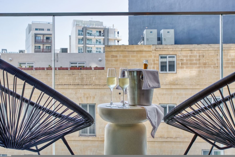 Official Mercury Suites With Rooftop Pool Access photo 4