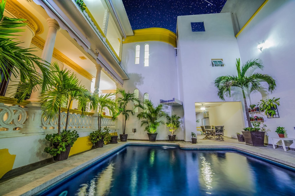 Hotel Casa Blanca - Property Image 1
