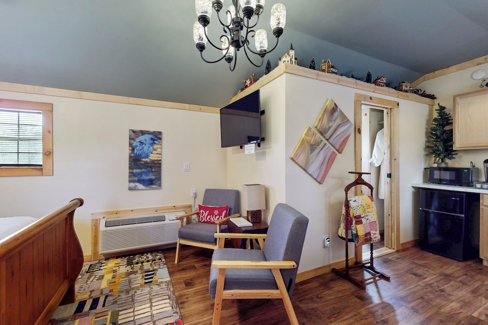 1BR Rustic Cabin w/ Kitchenette, Streaming & Wifi