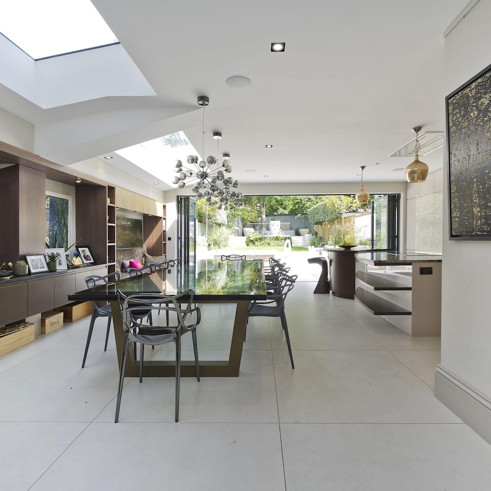 Astounding 7bed Notting Hill Family Home w Private Garden Games Room Parking