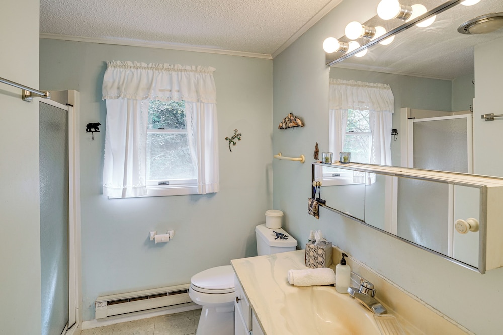 Quiet All-season Creekside Escape in Upstate!