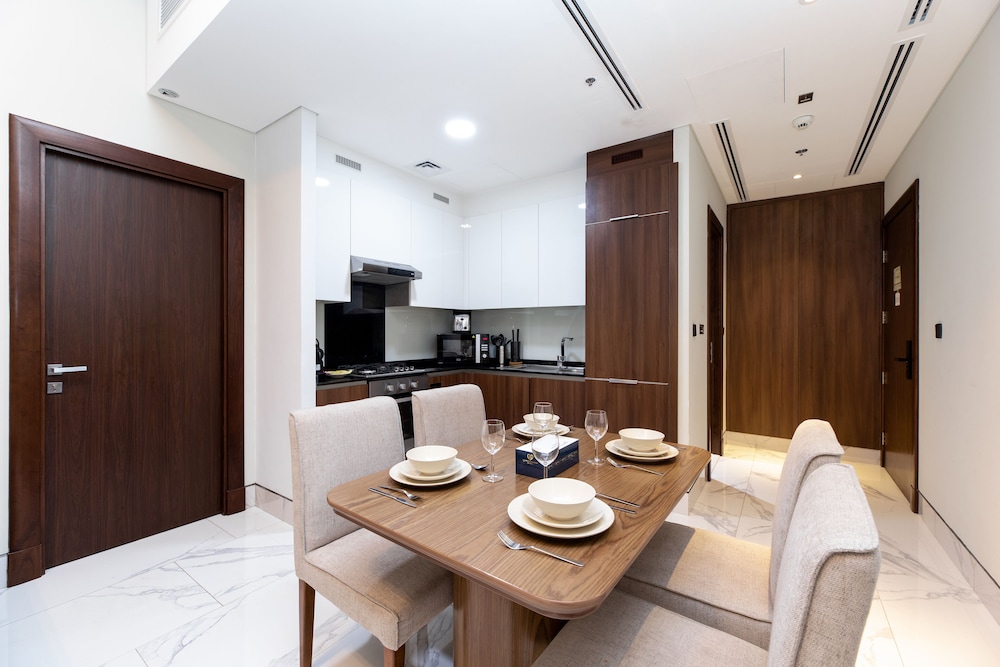 SIMPLY COMFORT Urban Chic Suites in J One Tower City & Canal Views