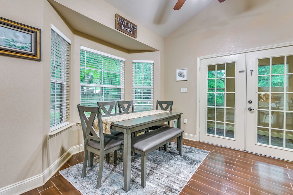 Spacious Yard! Navarre Home in Quiet Neighborhood