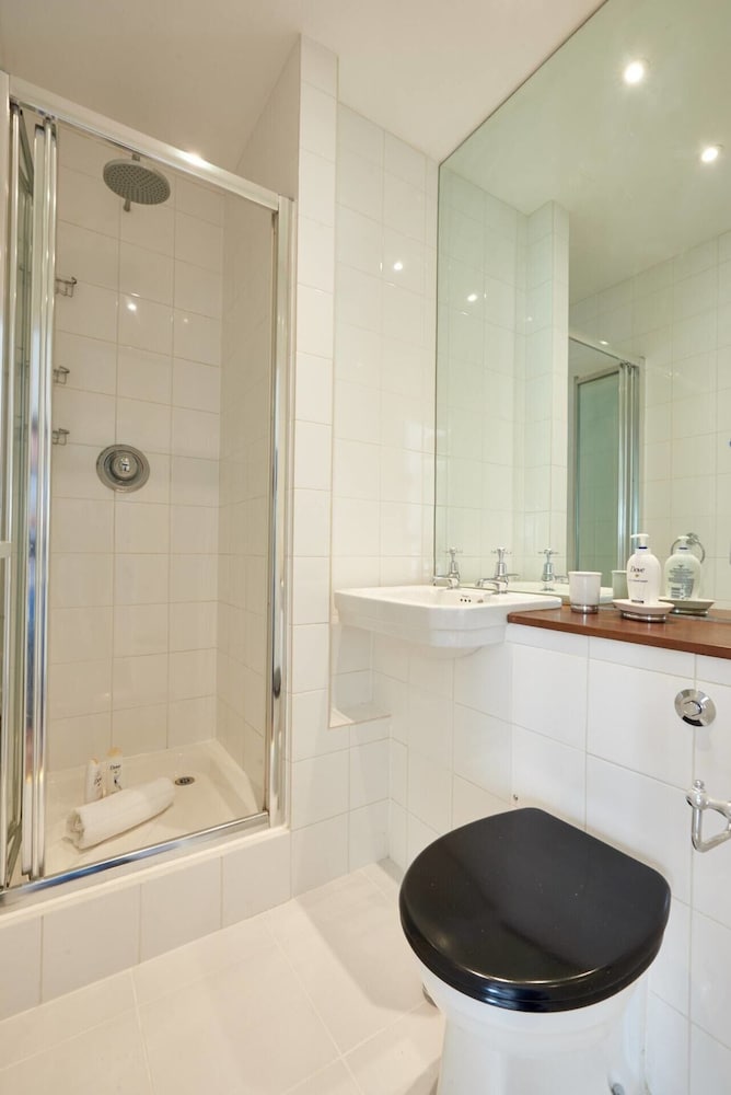 Sunny and Bright Flat, 2 Minutes From Hyde Park