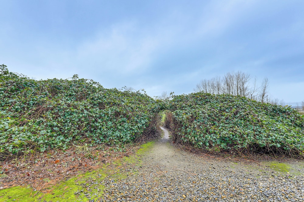 Walk to Mcmenamins Edgefield: Inviting Townhome!