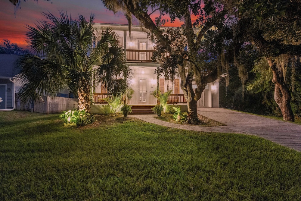 Serenity at Surfside by Avantstay Pool, Porches, Fire Pit & Arcade Near Vilano Beach