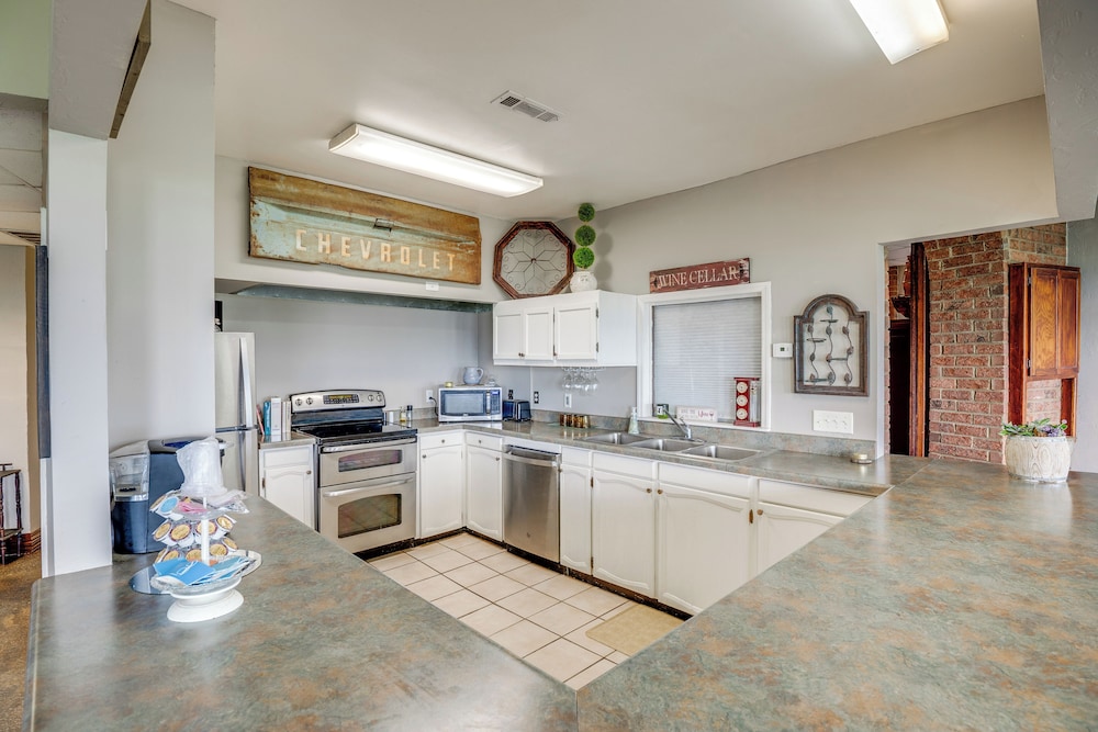 1 Mi to Lake Guntersville: Scenic Condo Retreat!