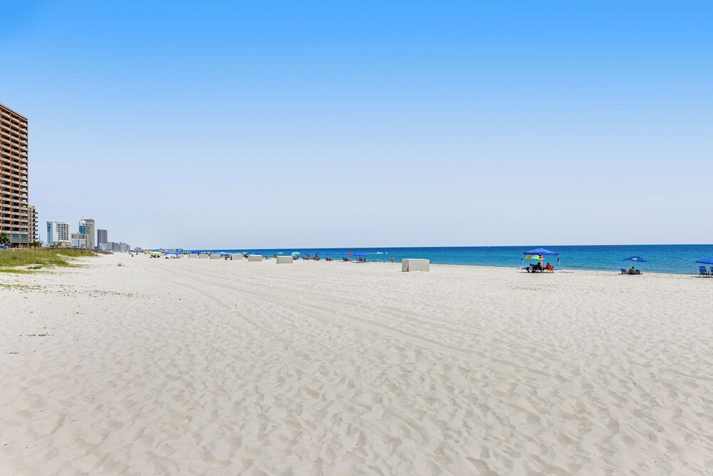 4BR Condo w/ Gulf Views & Amenities