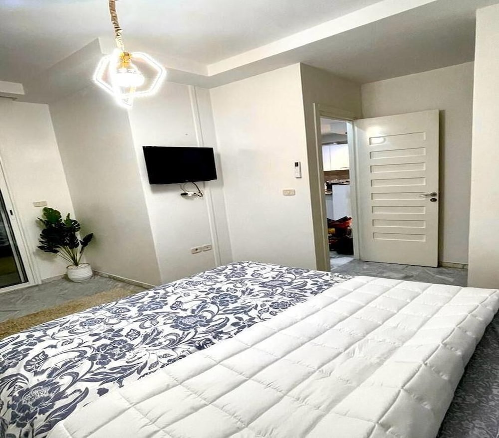 Cozy 1BR Retreat, Steps to Sand