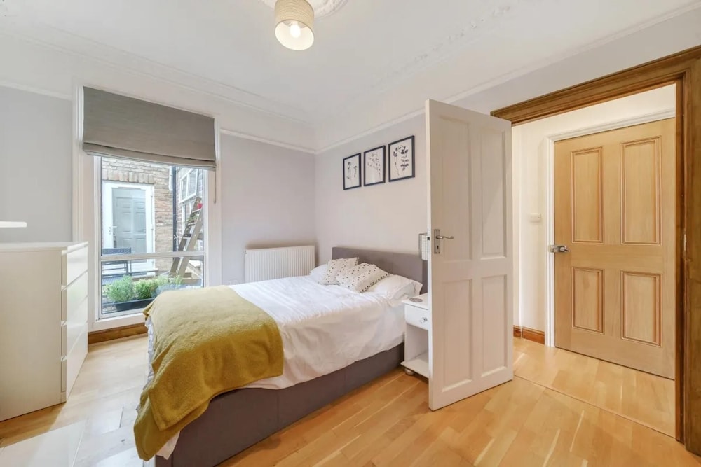 Charming Spacious 2-bed Apartment in London view 4