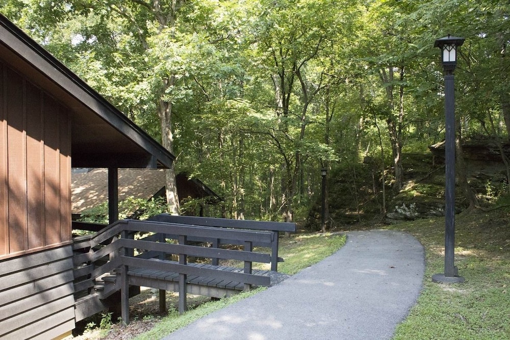 Giant City Lodge