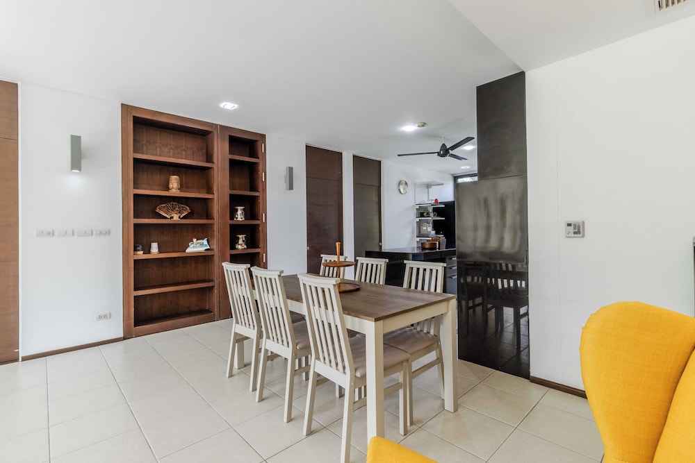 2BR Pool View Short Walk to Beach C254