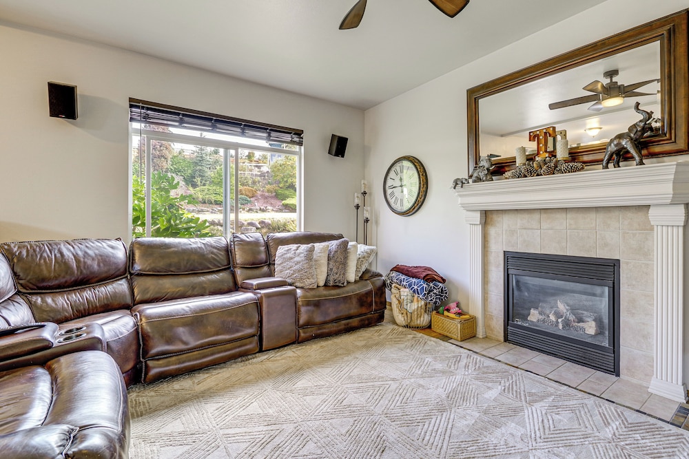 Spacious Yard & Deck: Home 8 Mi to Puget Sound!