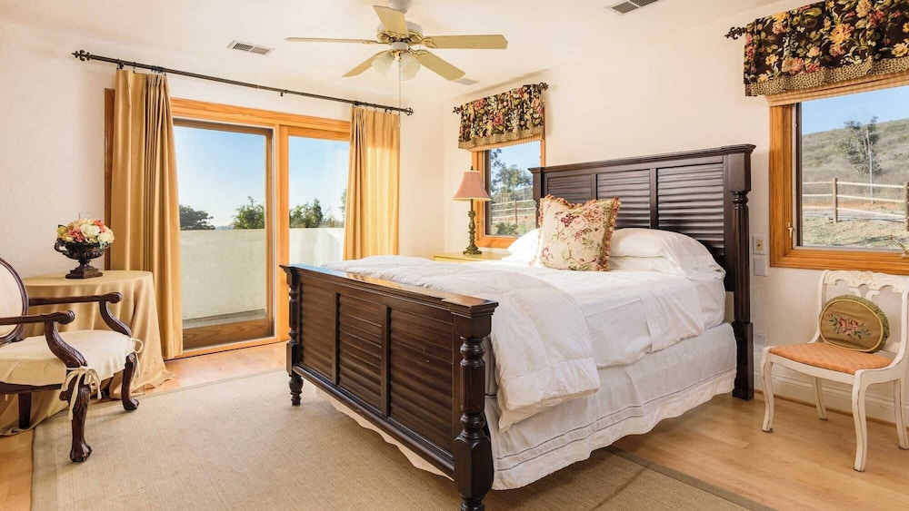 Two Estates w/ Pools, Hot Tubs, Game Rooms, Valley Views & Tennis Court Near Beaches & Wineries
