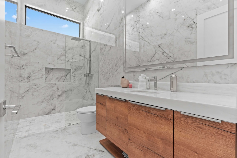 Fine Luxe Retreat w/ Pool & Hot Tub Bravo Villa #15 by Avantstay