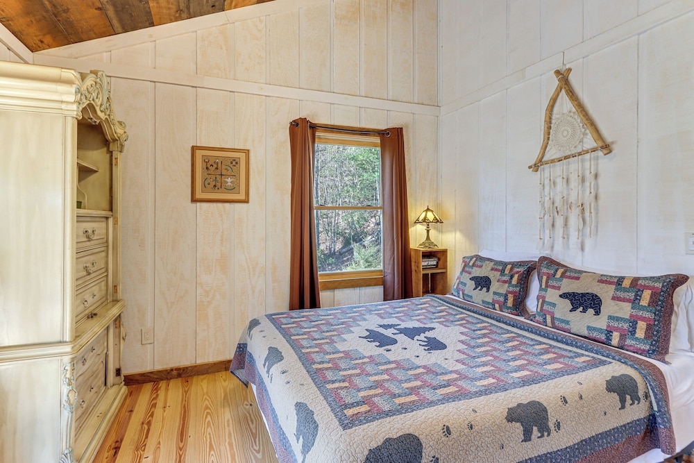 Couple's Retreat: Mtn-view Cabin in Blue Ridge!