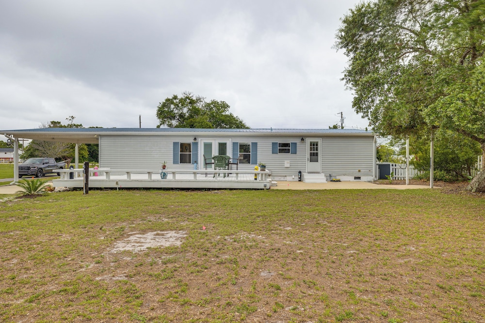 Harkers Island Getaway w/ Deck: Near Cape Lookout!
