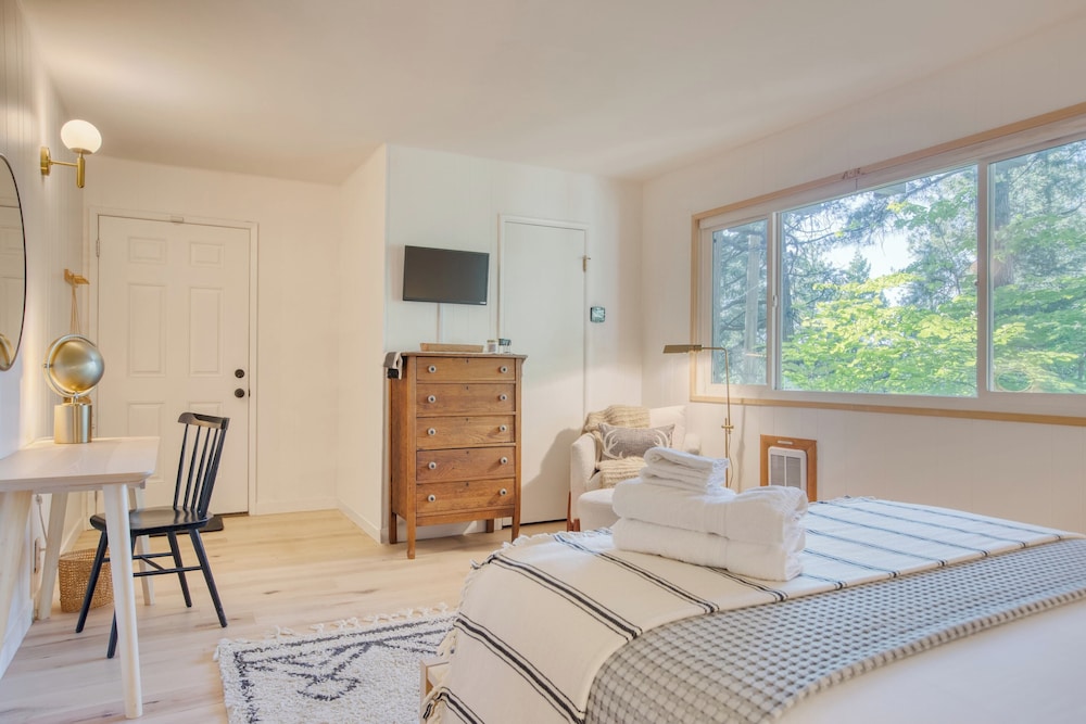 A-frame Retreat Chic and Modern Forest Views, Hammock, Outdoor Dining, Decks