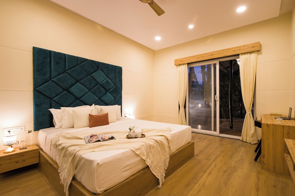 Alaya Stays 5BHK Roohmon's Farm Pvt Pool