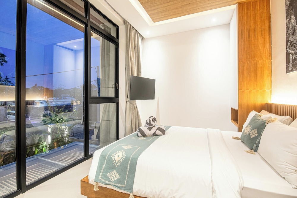 Luxury 5BR Retreat, 400m From Café Del Mar Shore