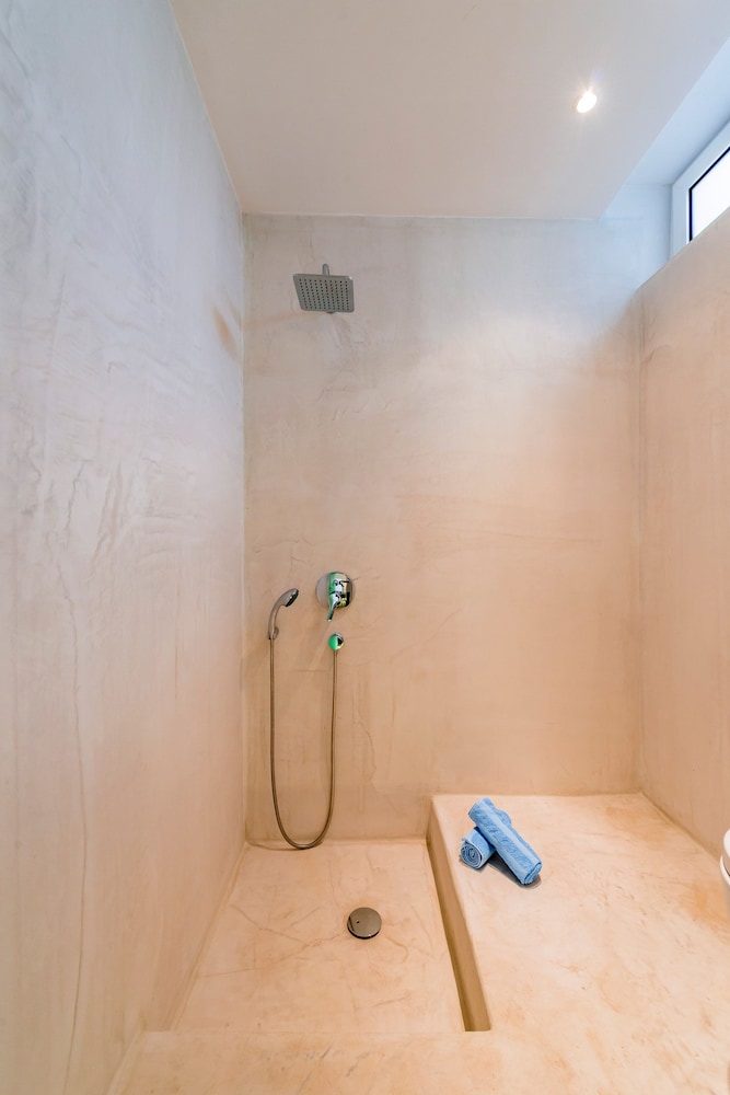 Kouros Home Hotel