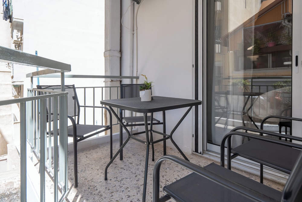 Classic Apartment in Piraeus, walk to Zeas Marina
