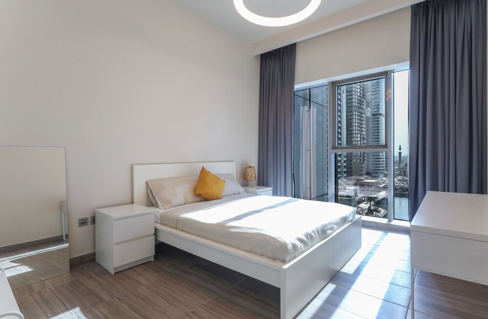 Elite LUX Holiday Homes - Stunning Lake View 1bhk Retreat in JLT Dubai