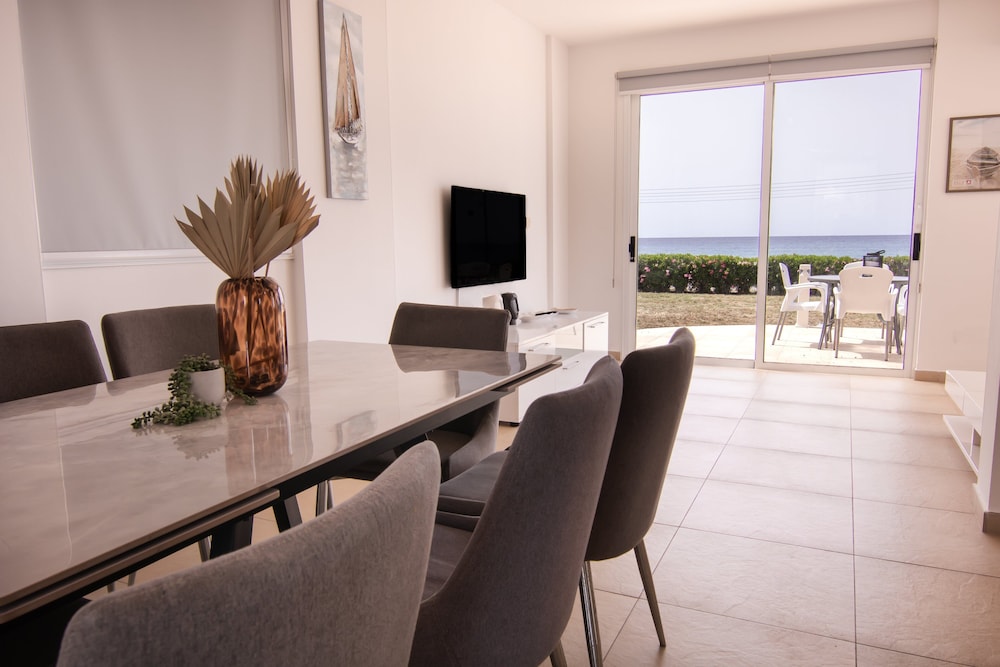 Phaedrus Living Beachfront Villa Mare
