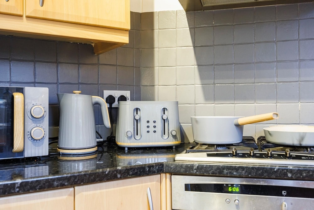 Stylish 3-bed Home in East London Free Parking