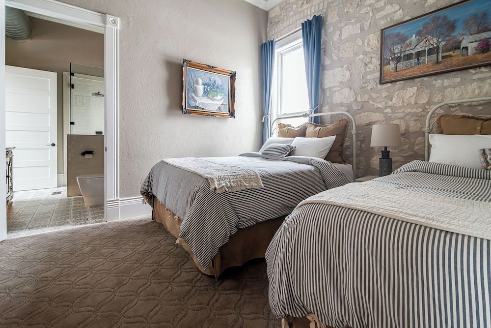 The Bank on Main St - Historic Luxury Suite W/rooftop Deck Overlooking Main Street