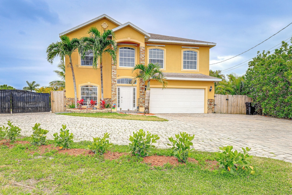 Pool & Spa: Spacious Port St Lucie Villa!