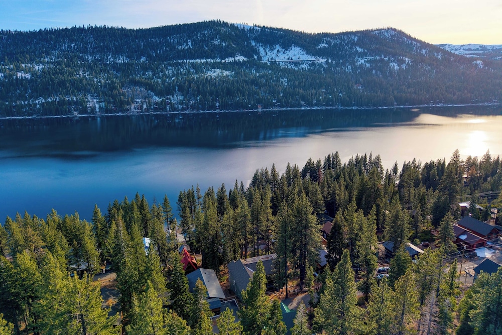 Denton by Avantstay Hot Tub, Deck w/ Fire Pit Near Skiing & Lake!