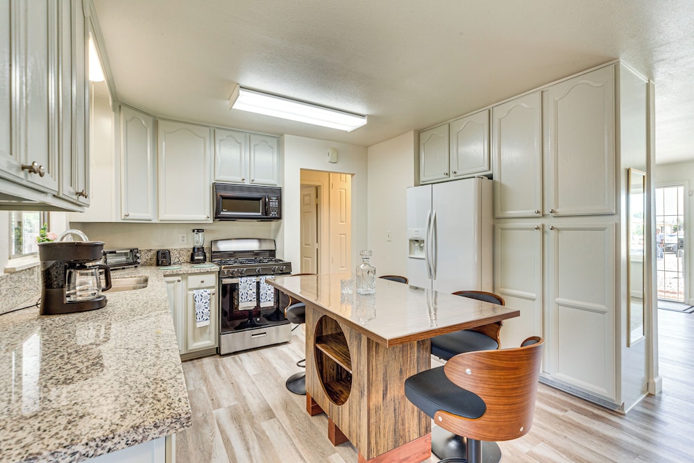 Hemet Retreat w/ Peak Views + 2 Saunas