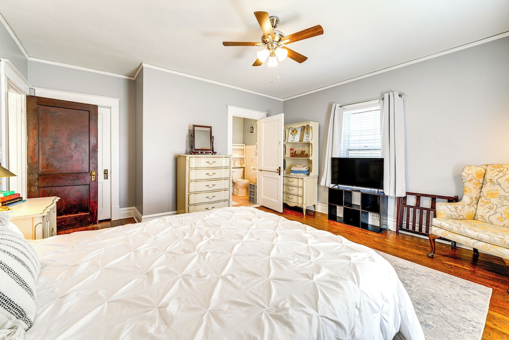 9 Mi to New River Gorge: Spacious Retreat w/ Porch