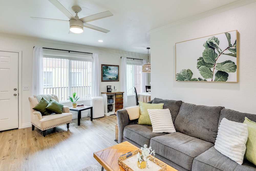 1 Mi to Oceanside Municipal Pier: Condo w/ Balcony