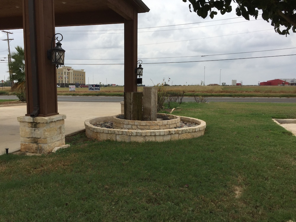 Pearsall Inn & Suites