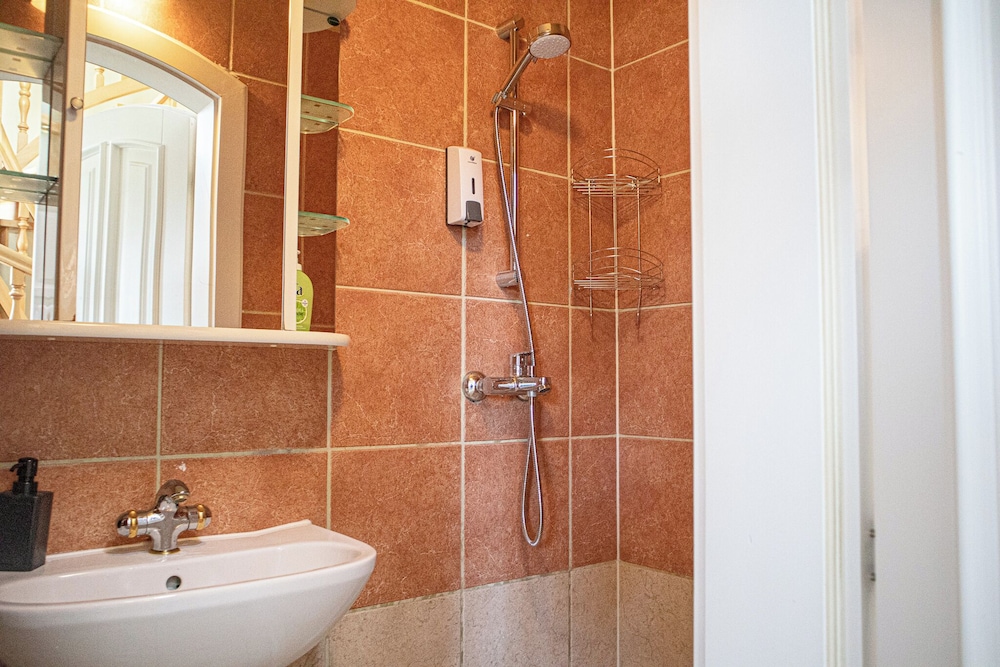 Luxury Garden Villa Sleeps 16 Guests