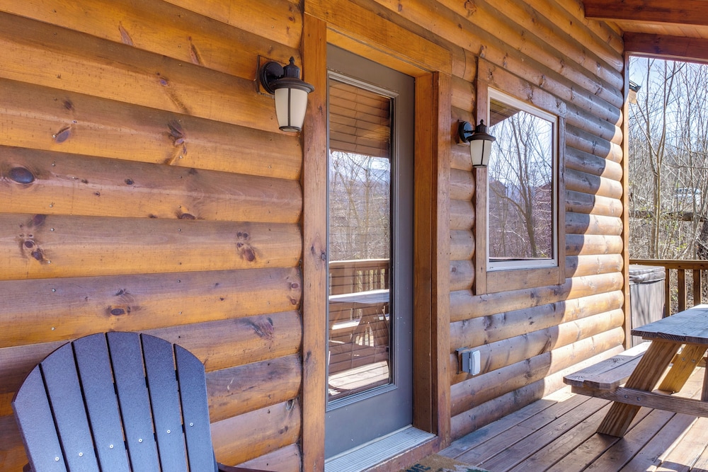 2 Mi to Dtwn Gatlinburg: Mountain Cabin w/ Hot Tub