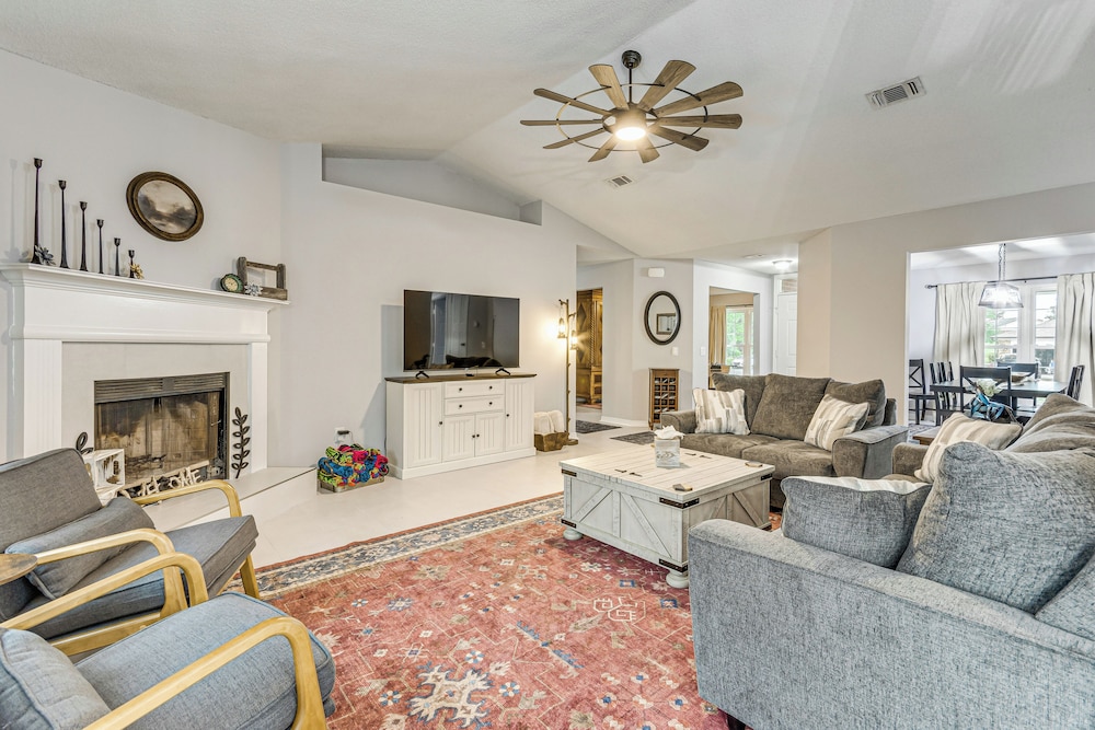 1 Mi to Zoo: 'rustic Bungalow' Gem in Gulf Breeze!
