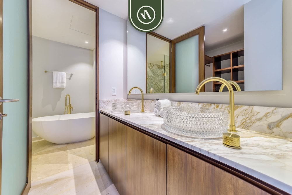New 3BR Condo - Oceanview Terrace - Private Beach
