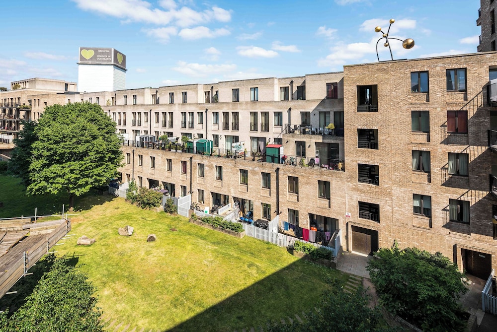 Shiny & Comfy stay with Underground links nearby!