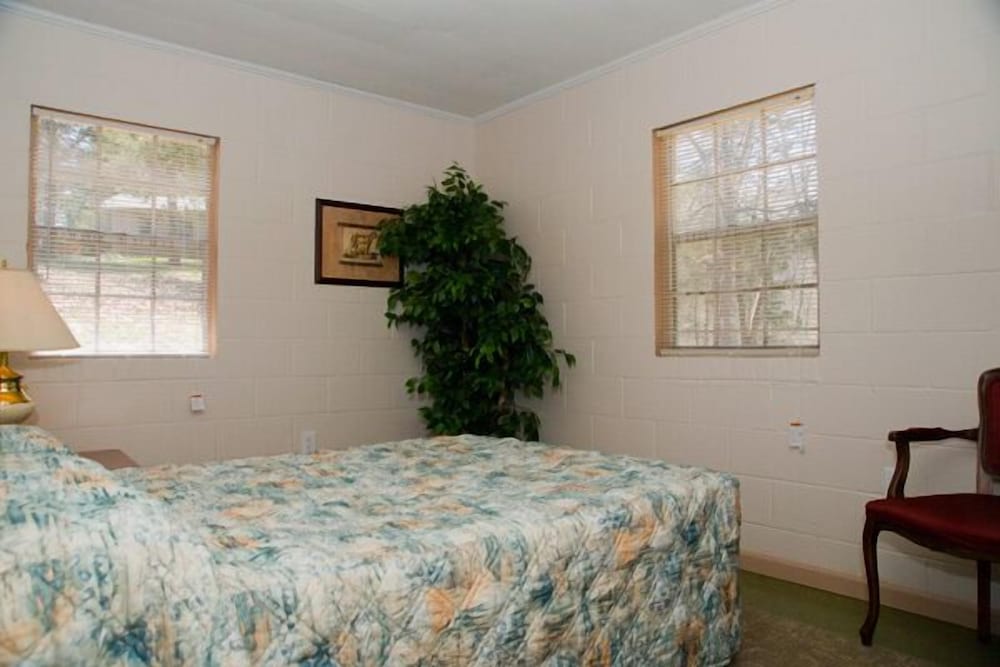 Cookeville Vacations - Lakeside Resort-Lakeside Cabins - Property Image 5